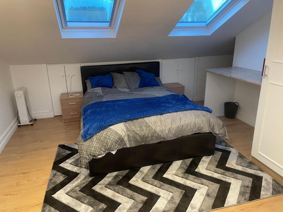 Beautiful Loft With En-Suit In A Family House, London Exteriör bild